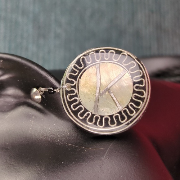 World Market Tribal or Ethnic Look, Large Shell Pendant Necklace/Earring Set - Picture 3 of 16